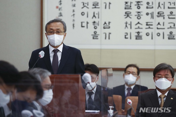 [서울=뉴시스] 전진환 기자 = 유남석 헌법재판소장이 17일 서울 여의도 국회 법사위회의실에서 열린 헌법재판소 국정감사에 출석해 인사말을 하고 있다. (공동취재사진) 2022.10.17. photo@newsis.com