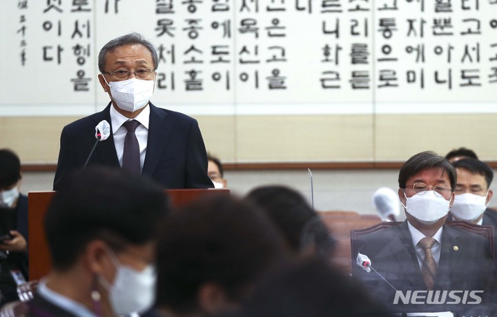 [서울=뉴시스] 전진환 기자 = 유남석 헌법재판소장이 17일 서울 여의도 국회 법사위회의실에서 열린 헌법재판소 국정감사에 출석해 인사말을 하고 있다. (공동취재사진) 2022.10.17. photo@newsis.com