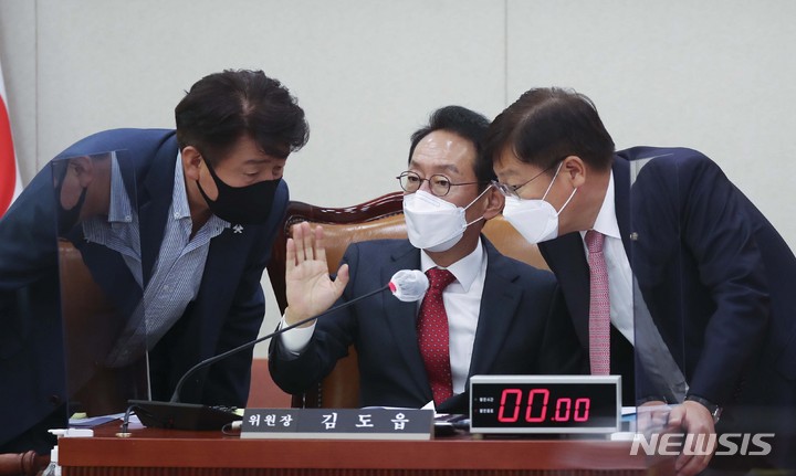[서울=뉴시스] 전진환 기자 = 김도읍 위원장이 17일 서울 여의도 국회 법사위회의실에서 열린 헌법재판소 국정감사에서 여당 간사인 정점식 국민의힘 의원과 야당 간사인 기동민 더불어민주당 의원과 대화하고 있다. (공동취재사진) 2022.10.17. photo@newsis.com