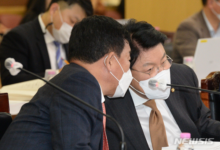 [울산=뉴시스] 배병수 기자 = 17일 울산시청 2층 대회의실에서 열린 2022년도 행정안전위원회 국정감사에서 박성민 국민의힘 의원과 장제원 국민의힘 의원이 귓속말을 하고 있다. 2022.10.17. bbs@newsis.com