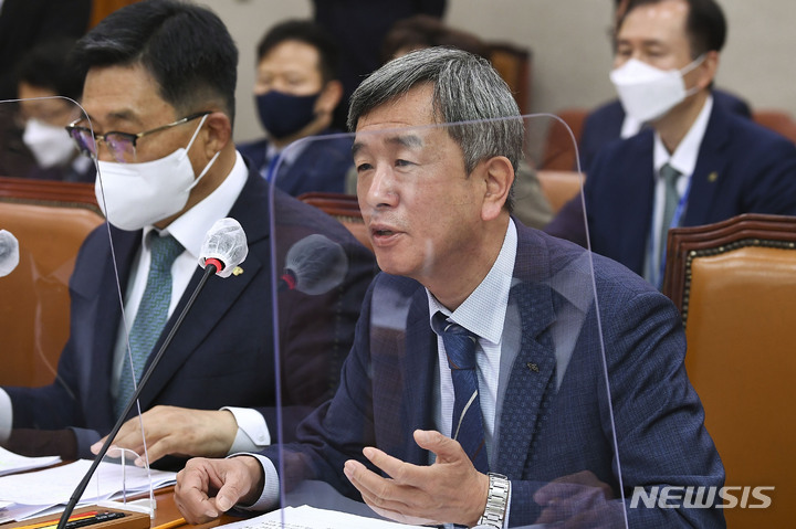[서울=뉴시스] 최진석 기자 = 정기환 한국마사회 회장이 17일 서울 여의도 국회에서 열린 농림축산식품해양수산위원회의 한국마사회, 농어촌공사 등의 국정감사에서 의원 질의에 답하고 있다. (공동취재사진) 2022.10.17. photo@newsis.com