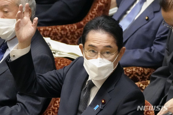 [도쿄=교도·AP/뉴시스]기시다 후미오 일본 총리가 지난 17일 도쿄 국회에서 열린 중의원 예산위원회에서 손을 들고 있다. 2022.10.18.