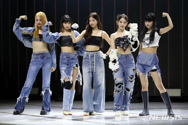 [서울=뉴시스] 박진희 기자 = 그룹 르세라핌(LE SSERAFIM) 허윤진, 김채원, 카즈하, 사쿠라, 홍은채가 17일 서울 서대문구 연세대 백주년기념관에서 미니 2집 '안티프래자일(ANTIFRAGILE)' 발매 쇼케이스를 하고 있다. 2022.10.17. pak7130@newsis.com