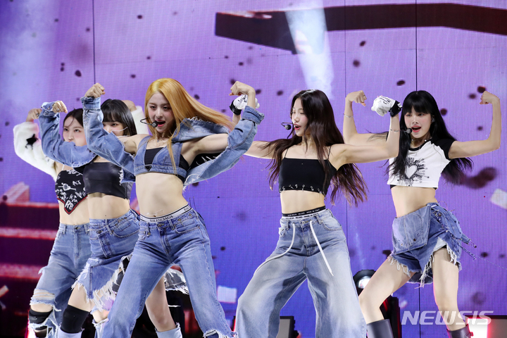 [서울=뉴시스] 박진희 기자 = 그룹 르세라핌(LE SSERAFIM)이 17일 서울 서대문구 연세대 백주년기념관에서 미니 2집 '안티프래자일(ANTIFRAGILE)' 발매 미디어 쇼케이스를 하고 있다. 2022.10.17. pak7130@newsis.com