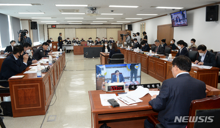 [울산=뉴시스] 배병수 기자 = 17일 울산경찰청 6층 대회의실에서 국회 행정안전위원회 국정감사가 진행되고 있다. 2022.10.17. bbs@newsis.com