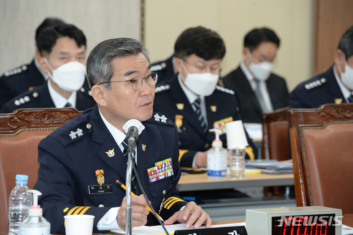 [울산=뉴시스] 배병수 기자 = 박성주 울산경찰청장이 17일 울산경찰청 6층 대회의실에서 열린 국회 행정안전위원회 국정감사에서 의원들의 질문에 답하고 있다. 2022.10.17. bbs@newsis.com