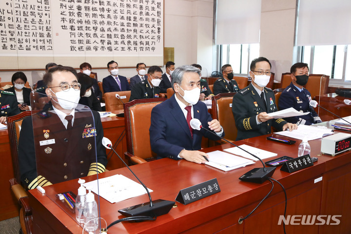 [서울=뉴시스] 최진석 기자 = 17일 서울 여의도 국회에서 열린 법제사법위원회의 군사법원에 대한 국정감사에서 이종섭(왼쪽부터) 해군참모총장, 이종섭 국방부 장관, 박정환 육군참모총장, 정상화 공군참모총장이 출석해 있다. (공동취재사진) 2022.10.17. photo@newsis.com