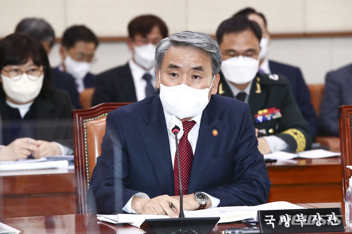 [서울=뉴시스] 최진석 기자 = 이종섭 국방부 장관이 17일 서울 여의도 국회에서 열린 법제사법위원회의 군사법원에 대한 국정감사에서 의원 질의에 답변하고 있다. (공동취재사진) 2022.10.17. photo@newsis.com