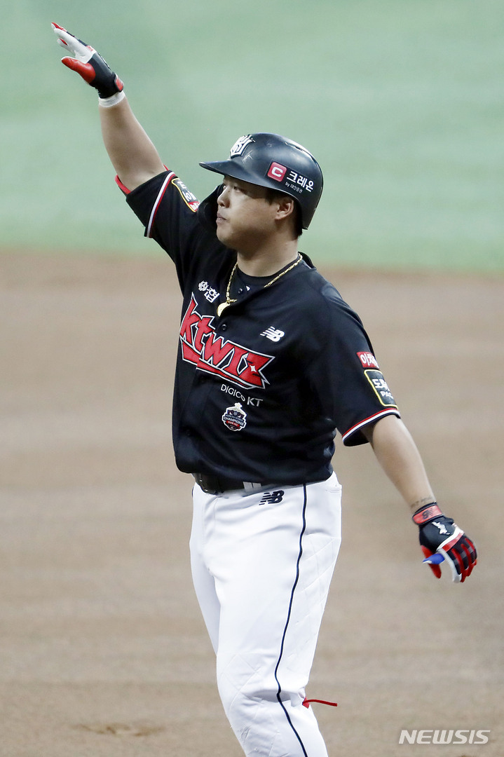 [서울=뉴시스] 최동준 기자 = 17일 서울 구로구 고척스카이돔에서 열린 2022 KBO 포스트시즌 준플레이오프 2차전 KT 위즈 대 키움 히어로즈의 경기, 1회초 2사 1, 3루 상황 KT 강백호가 1타점 적시타를 친 뒤 세리머니를 하고 있다. 2022.10.17. photocdj@newsis.com