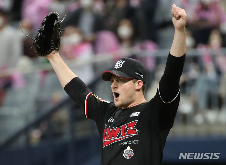 [서울=뉴시스] 조수정 기자 = 17일 서울 구로구 고척스카이돔에서 열린 2022 KBO 포스트시즌 준플레이오프 2차전 KT 위즈 대 키움 히어로즈의 경기, 5회말 2사 kt 좌익수 알포드가 키움 송성문의 안타성 타구를 호수비로 잡아내자 kt 선발투수 웨스 벤자민이 환호하고 있다. 2022.10.17. chocrystal@newsis.com