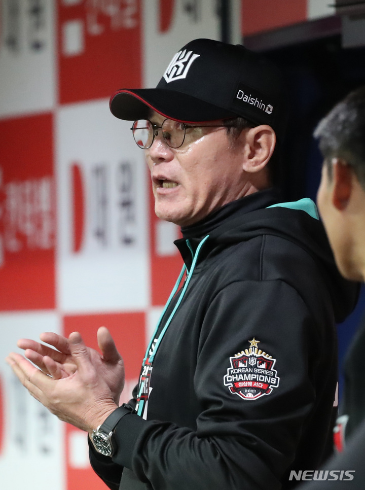 [서울=뉴시스] 조수정 기자 = 17일 서울 구로구 고척스카이돔에서 열린 2022 KBO 포스트시즌 준플레이오프 2차전 KT 위즈 대 키움 히어로즈의 경기, 9회초 KT 이강철 감독이 더그아웃에서 박수치고 있다. 이날 경기에서 KT가 2-0으로 키움을 꺾고 1승을 거뒀다. 2022.10.17. chocrystal@newsis.com