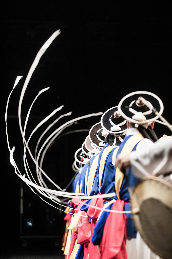 [서울=뉴시스]국립국악원 민속악단의 '원작을점고하다' 중 '판굿' 공연 모습. (사진=국립국악원 제공) 2022.10.18. photo@newsis.com *재판매 및 DB 금지