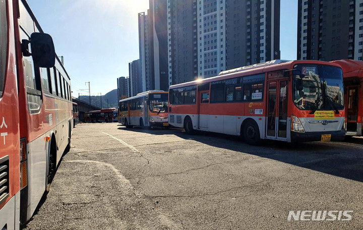 [목포=뉴시스] 박상수 기자 = 목포시내버스 노조의 파업 첫날인 18일 오전 전남 목포시 석현동 차고지에 시내버스들이 운행을 중단한채 멈춰서 있다. 2022.10.18. parkss@newsis.com