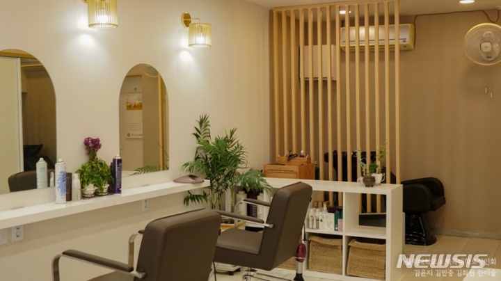 [부천=뉴시스] 정일형 기자 = 가톨릭대 재학생, 재능기부로 골목상권 리모델링 한 헤어드레서. (사진은 가톨릭대 제공)