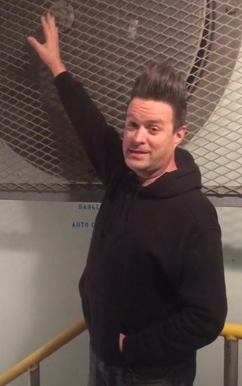 [서울=뉴시스] 온 가족과 함께 핵 방공호로 이사한 루빈 로메로가 소셜미디어를 통해 방공호의 공기 흡입 장치를 설명하고 있다. (사진출처: 틱톡 영상 캡처) 2022.10.18.&nbsp; *재판매 및 DB 금지