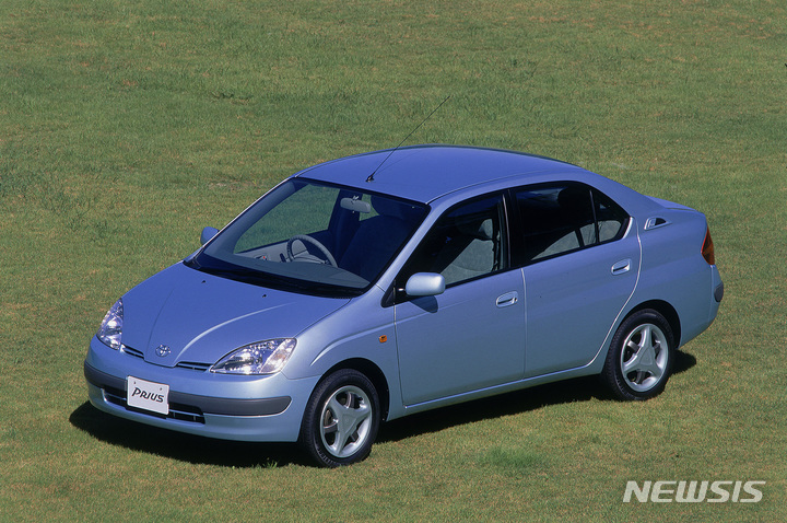 [서울=뉴시스]토요타 프리우스 1세대.(사진=한국토요타자동차 제공) 2022.10.18 photo@newsis.com