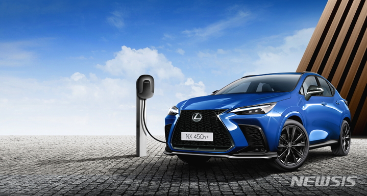 [서울=뉴시스]렉서스 뉴 제너레이션 NX 450h+ F 스포트.(사진=한국토요타자동차 제공) 2022.10.18 photo@newsis.com 