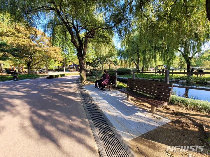 [서울=뉴시스]서울시가 용산가족공원을 장애인, 어르신, 임산부, 어린이 등 모두가 편하게 이용할 수 있는 '무장애 친화공원'으로 새롭게 조성했다고 19일 밝혔다. (사진=서울시 제공). 2022.10.19. photo@newsis.com
