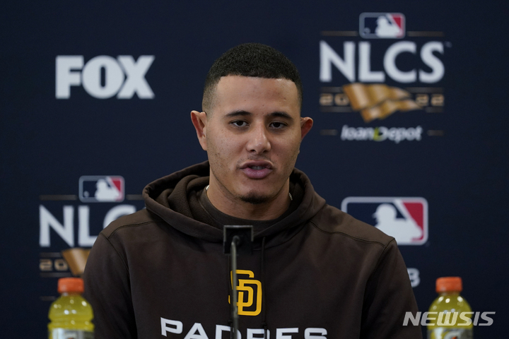 [샌디에이고=AP/뉴시스] 샌디에이고 파드레스의 매니 마차도가 18일(한국시간) 미국 캘리포니아주 샌디에이고에서 필라델피아 필리스와 2022 MLB 내셔널리그 챔피언십시리즈 1차전을 하루 앞두고 기자회견을 하고 있다. 2022.10.18.