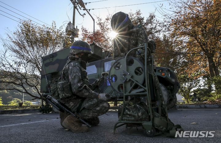 [여주=뉴시스] 정병혁 기자 = 호국훈련이 진행중인 18일 오전 경기 여주시 북내면 일대에서 11사단 장병들이 기동훈련에 앞서 준비를 하고 있다. 2022.10.18. jhope@newsis.com