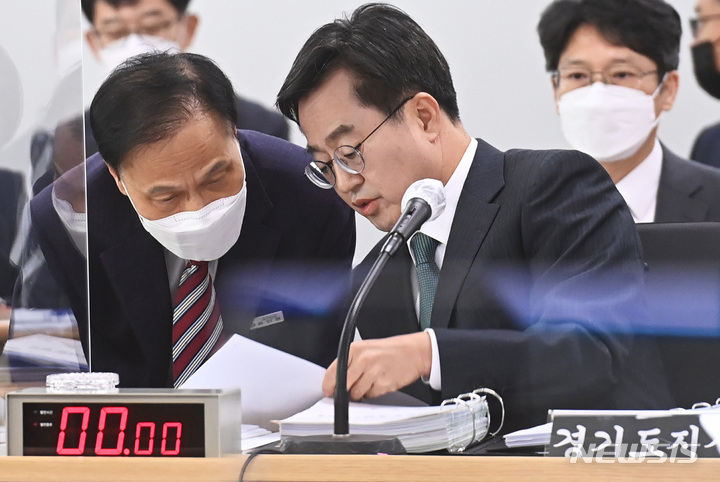 [수원=뉴시스] 김종택기자 = 김동연 경기도지사가 18일 경기도 수원시 영통구 경기도청에서 열린 국회 행정안전위원회의 경기도에 대한 국정감사에 출석해 자료를 살펴보고 있다. 2022.10.18. jtk@newsis.com
