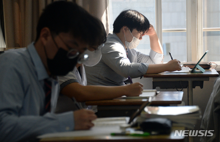 [서울=뉴시스] 2023학년도 대학수학능력시험을 앞둔 수험생들이 공부를 하고 있다. (사진=뉴시스 DB). photo@newsis.com 