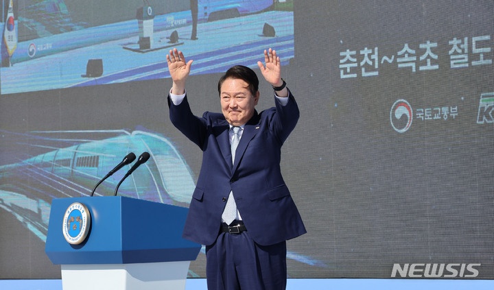 [속초=뉴시스] 홍효식 기자 = 윤석열 대통령이 18일 오전 강원도 속초 엑스포 잔디광장에서 열린 춘천~속초 동서고속화철도 착공 기념식에서 기념사를 마친 뒤 인사하고 있다. (대통령실통신사진기자단) 2022.10.18. yesphoto@newsis.com