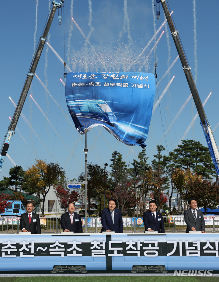 [속초=뉴시스] 홍효식 기자 = 윤석열 대통령이 18일 오전 강원도 속초 엑스포 잔디광장에서 열린 춘천~속초 동서고속화철도 착공 기념식에서 착공 세리머니를 하고 있다. (대통령실통신사진기자단) 2022.10.18. yesphoto@newsis.com