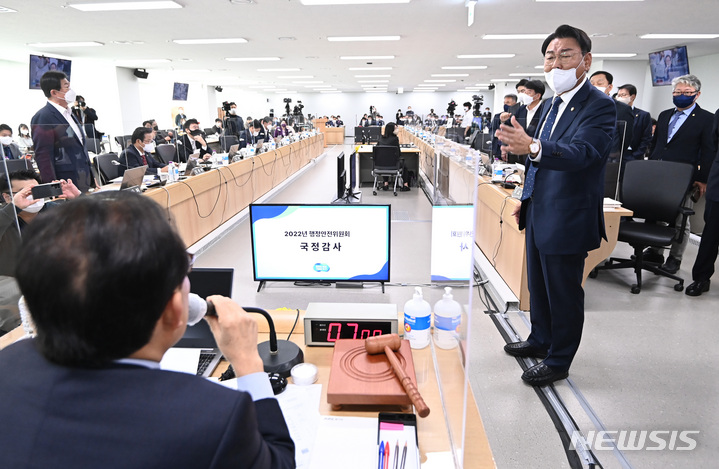 [수원=뉴시스] 김종택기자 = 18일 경기도 수원시 경기도청에서 열린 국회 행정안전위원회의 경기도에 대한 국정감사에서 더불어민주당 김교흥 의원이 자료요구와 관련해 항의하고 있다. 2022.10.18. jtk@newsis.com