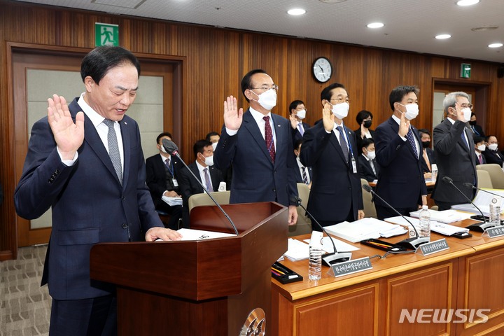[서울=뉴시스] 국회사진기자단 = 임준택 수협중앙회장을 비롯한 피감기관 기관장들이 18일 오전 서울 송파구 수협중앙회에서 열린 국회 농림축산식품해양수산위원회의 수협중앙회, 수협은행, 한국어촌어항공단, 한국수산자원공단 등에 대한 국정감사에서 증인 선서를 하고 있다. 2022.10.18. photo@newsis.com
