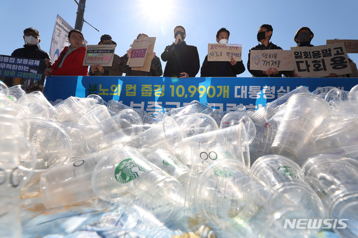 [서울=뉴시스] 백동현 기자 = 서울환경운동연합을 비롯한 환경시민단체 회원들이 지난 10월18일 오전 서울 용산구 대통령실 앞에서 윤석열 정부 규탄 기자회견을 열고 있다. 2022.10.18. livertrent@newsis.com