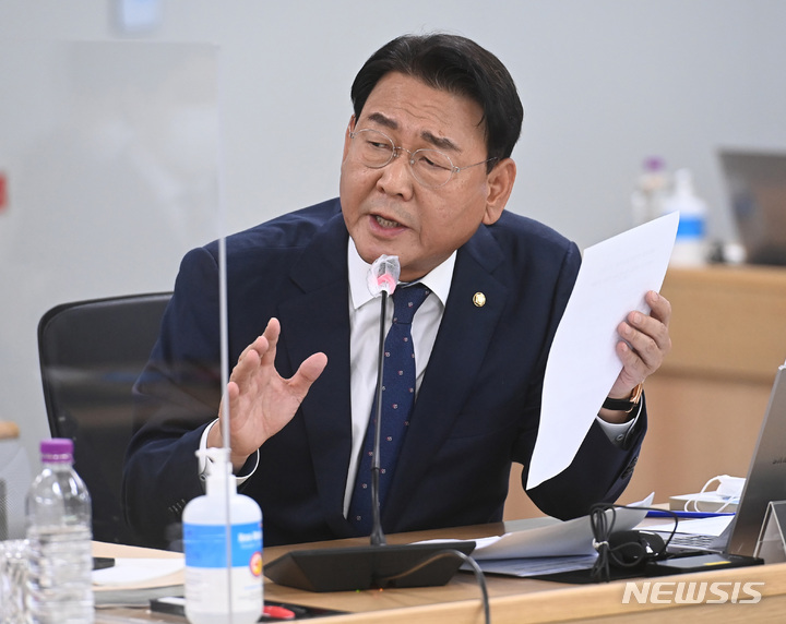 [수원=뉴시스] 김종택기자 = 더불어민주당 김교흥 의원이 18일 경기도 수원시 영통구 경기도청에서 열린 국회 행정안전위원회의 경기도에 대한 국정감사에서 질의하고 있다. 2022.10.18. jtk@newsis.com