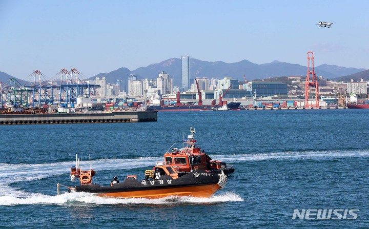 [부산=뉴시스] 하경민 기자 = '제1회 남해지방해양경찰청장배 드론 경연대회'가 열린 18일 부산 영도구 부산해경서 앞 바다에서 드론을 활용한 불법조업 어선 단속 시연이 펼쳐지고 있다.  2022.10.18. yulnetphoto@newsis.com