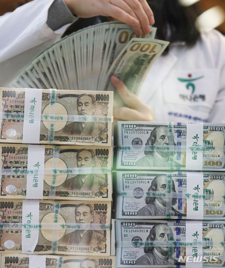 [서울=뉴시스] 권창회 기자 = 지난해 10월 18일 오후 서울 중구 하나은행 위변조대응센터에서 직원이 엔화와 달러화를 정리하고 있는 모습. 2023.02.27. kch0523@newsis.com
