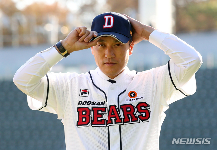 [서울=뉴시스] 고승민 기자 = 이승엽 두산베어스 신임 감독이 18일 서울 잠실야구장에서 취임식을 마친 뒤 포즈를 취하고 있다. 2022.10.18. kkssmm99@newsis.com