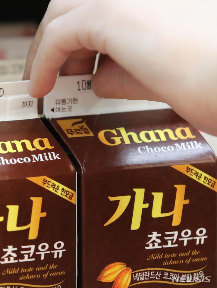 [인천=뉴시스] 권창회 기자 = 인천의 한 편의점에 푸르밀 제품이 진열돼 있다.2022.10.18. kch0523@newsis.com