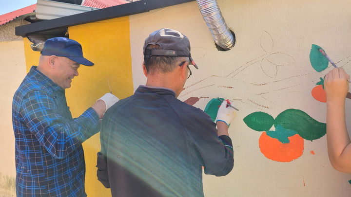 서천군 주민들이 벽화를 그리고 있다. *재판매 및 DB 금지