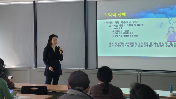 대전우리병원 뇌신경센터 김희영 소장이 19일 대전일자리경제진흥원 중장년지원센터에서 치매 예방의 중요성을 알리는 강연을 하고 있다.(사진=대전우리병원 제공) *재판매 및 DB 금지