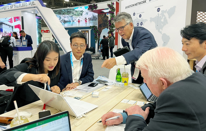 [서울=뉴시스] 홍찬선 기자 = 16일 오후(현지시각) 미국 라스베가스 컨벤션 센터에서 열린 ‘2022 세계 루트회의’ 인천공항 전시부스에서 인천공항공사 관계자들이 해외 항공사 관계자들과 인천공항 신규노선 취항 관련 협의를 하고 있다. (사진=인천공항공사 제공) 2022.10.19. photo@newsis.com&nbsp; *재판매 및 DB 금지