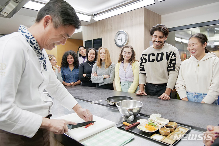 [서울=뉴시스] 한식문화 클래스 'HANSIK: SOBAN&DOSIRAK DAY' 진행 사진. (사진=한국공예·디자인문화진흥원 제공) 2022.10.19. photo@newsis.com *재판매 및 DB 금지