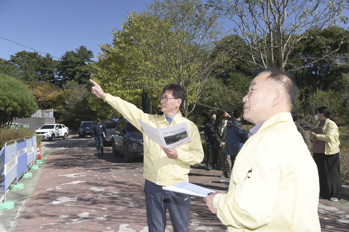 [장수=뉴시스] 한훈 기자 = 최훈식 전북 장수군수는 19일 장수읍 수분리 인근에서 진행된 뜬봉샘 생태관광지 조성사업 현장을 찾아 추진현황을 보고 받고 현장을 점검했다.(사진=장수군 제공).2022.10.19.&nbsp; photo@newsis.com *재판매 및 DB 금지