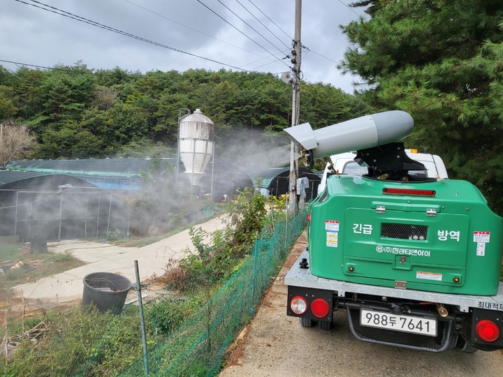 [진주=뉴시스] 진주시, 고병원성 조류인플루엔자 선제적 대응 위해 주1회 정기소독 실시중인 오리농장. 2022.10.19. photo@newsis.com *재판매 및 DB 금지