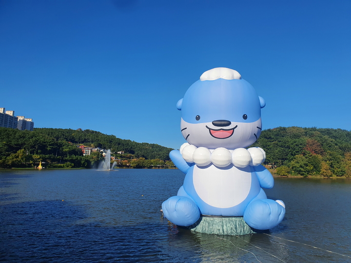 [진주=뉴시스]진주시 금산면 금호지에 전시된 관광캐릭터 '하모'. *재판매 및 DB 금지