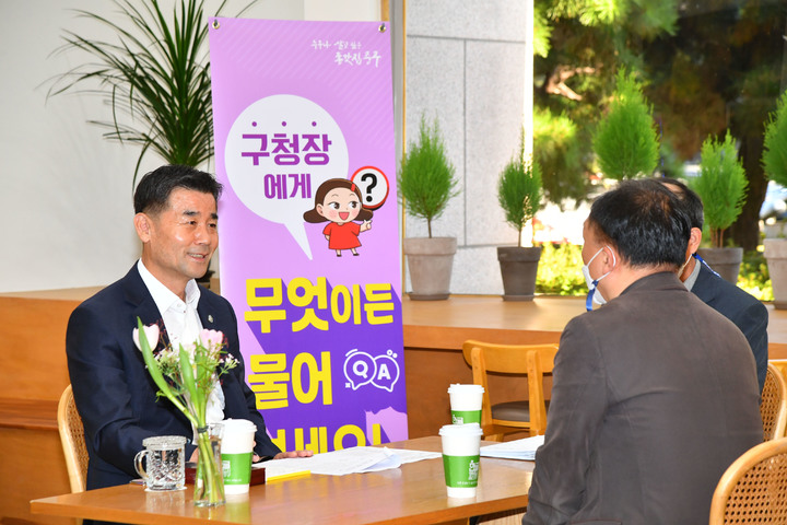 [울산=뉴시스] 구미현 기자 = 주민들과 소통하는 김영길 울산 중구청장 (사진=울산시 중구 제공) *재판매 및 DB 금지