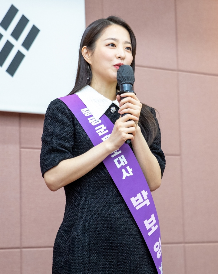 [증평=뉴시스] 강신욱 기자 = 배우 박보영이 19일 오후 충북 증평군청 대회의실에서 증평군 홍보대사 위촉장을 받고 소감을 밝히고 있다. (사진=증평군 제공) 2022.10.19. photo@newsis.com *재판매 및 DB 금지