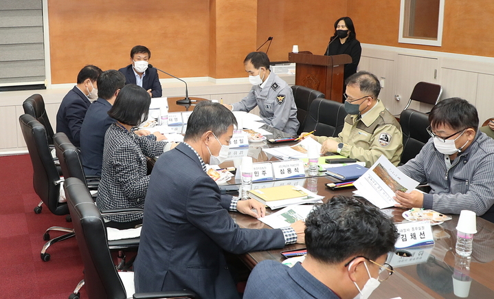 이학수 정읍시장 주재로 유관 기관 관계자들이 모여 '내장산 단풍철 행락질서 확립 대책 보고회'가 진행 중이다. *재판매 및 DB 금지