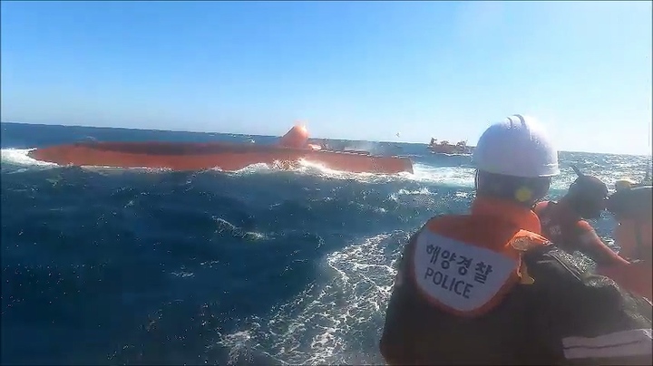 [서귀포=뉴시스] 오영재 기자 = 해경 등 구조 당국이 19일 오후 제주 서귀포시 마라도 인근 해상에서 이틀째 전복 어선 A호에 대한 대대적인 수색 작업을 벌이고 있다. 사진은 기사와 무관. (사진=뉴시스DB) photo@newsis.com&nbsp; *재판매 및 DB 금지