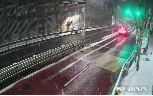 [서울=뉴시스]서울시가 올해 겨울철 낙상·교통사고 발생 위험이 큰 제설취약구간에 도로열선 168개소를 확충한다고 지난 10월20일 밝혔다. (사진=서울시 제공). 2022.10.20. photo@newsis.com