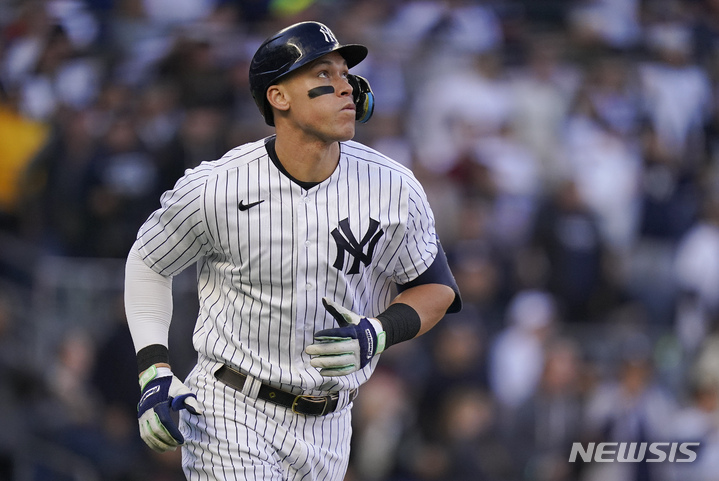 [뉴욕=AP/뉴시스] 뉴욕 양키스의 애런 저지가 19일(한국시간) 미국 뉴욕 브롱크스 양키 스타디움에서 열린 클리블랜드 가디언즈와 2022 MLB 아메리칸리그 디비전 시리즈 5차전에서 2회 말 솔로 홈런을 터뜨리고 있다. 2022.10.19.