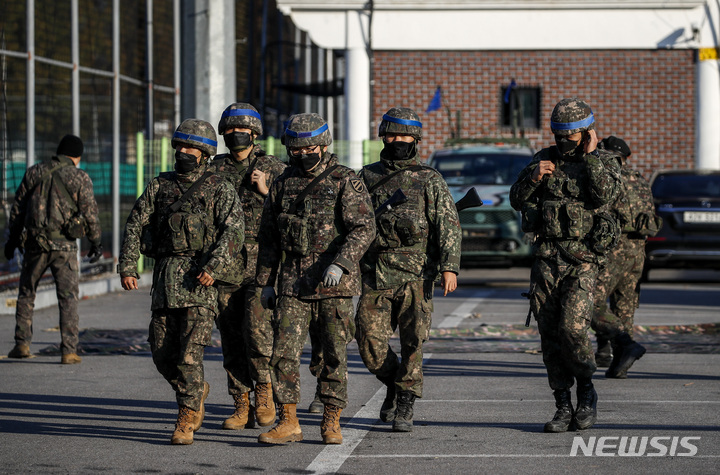 [여주=뉴시스] 정병혁 기자 = 호국훈련이 진행 중인 19일 오전 경기 여주시 북내면 인근에서 11사단 장병들이 훈련 준비를 하고 있다. 2022.10.19. jhope@newsis.com